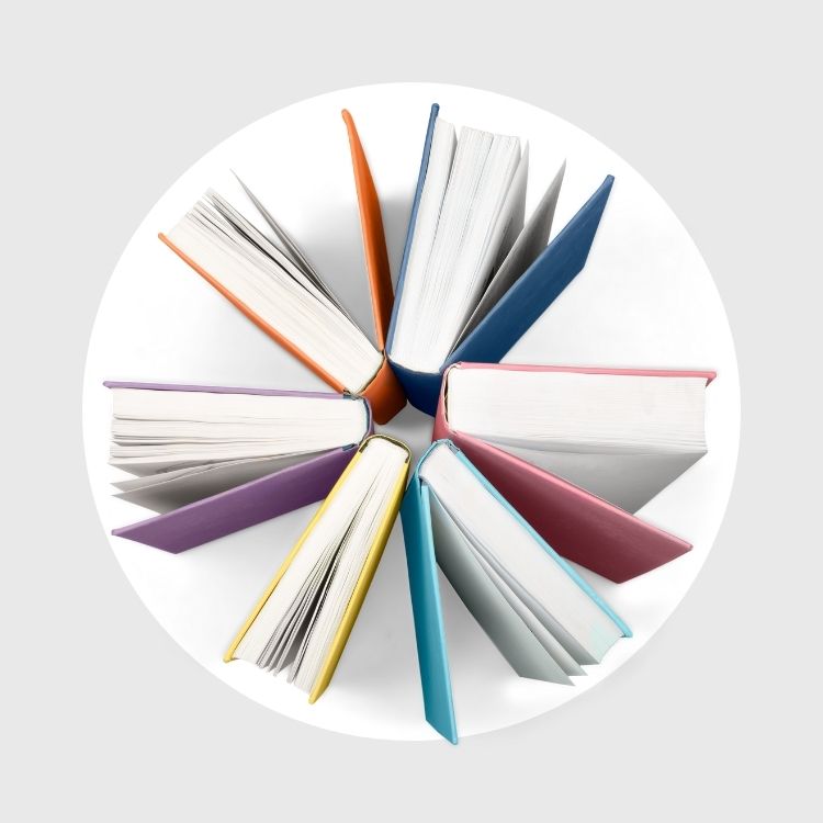 Seis libros de colores formando las aspas de un molino en movimiento.