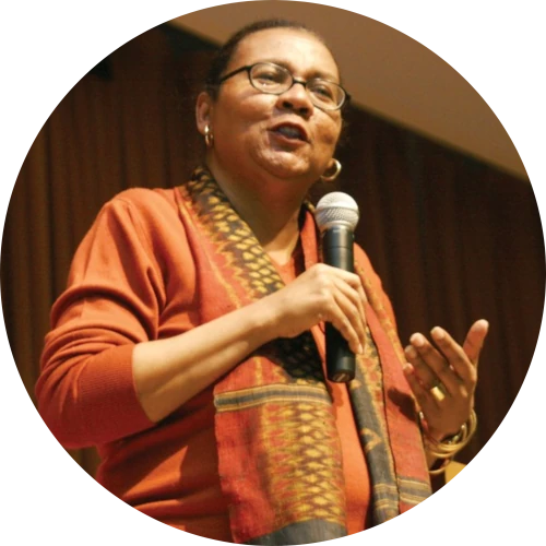 Fotograf&iacute;a. Primer plano de bell hooks en plena conferencia.&nbsp;