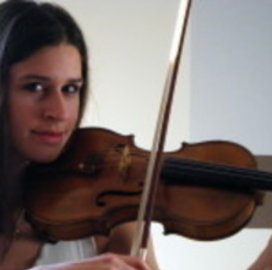Retrato fotogr&aacute;fico de Alinka Greasley, mirando a c&aacute;mara y tocando un viol&iacute;n.