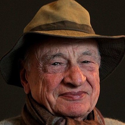 Retrato fotogr&aacute;fico de Edgar Morin, con un sombrero, mirando a c&aacute;mara y sonriendo.