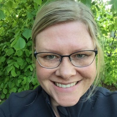 Retrato fotogr&aacute;fico de Karen Burland, mirando a c&aacute;mara y sonriendo.