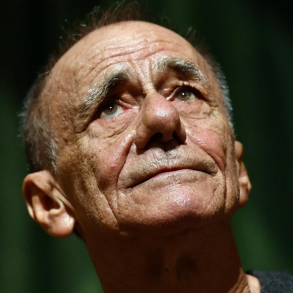 Retrato fotogr&aacute;fico de Roberto Vecchioni con la cabeza ligeramente inclinada hacia arriba.