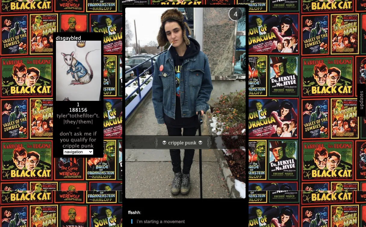 Publicaci&oacute;n en redes sociales. En el centro aparece Tyler Trewhella, persona con discapacidad asociada al origen del t&eacute;rmino cripple punk, de pie sobre una acera urbana. Viste una chaqueta vaquera, gorro de invierno y botas; se apoya en un bast&oacute;n y mira a c&aacute;mara.

Sobre la imagen se lee el texto &laquo;cripple punk&raquo;. A tu izquierda se muestra su perfil de Tumblr, @Dysgaybled (they/them), con la ilustraci&oacute;n de una rata con chaqueta vaquera como imagen de perfil. El fondo est&aacute; compuesto por un collage repetido de carteles cl&aacute;sicos de cine de terror.