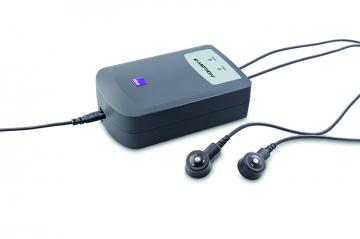 Cargador de bater&iacute;a con cables y conectores.