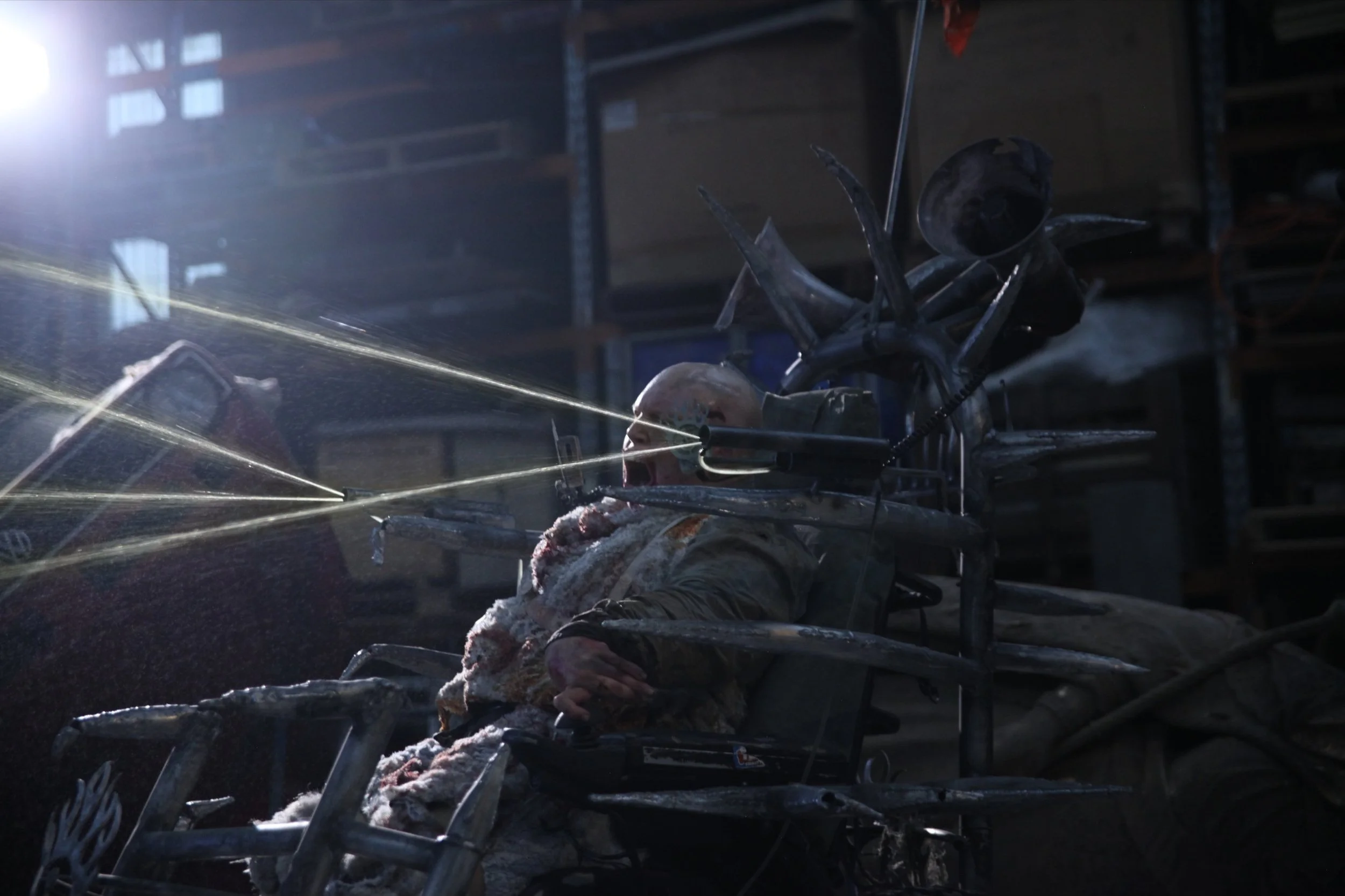 Texto alternativo realizado por www.sampetersen.com.au: "Sigo gritando mientras las armas integradas en mi silla de ruedas apocal&iacute;ptica disparan chorros de l&iacute;quido amarillo."