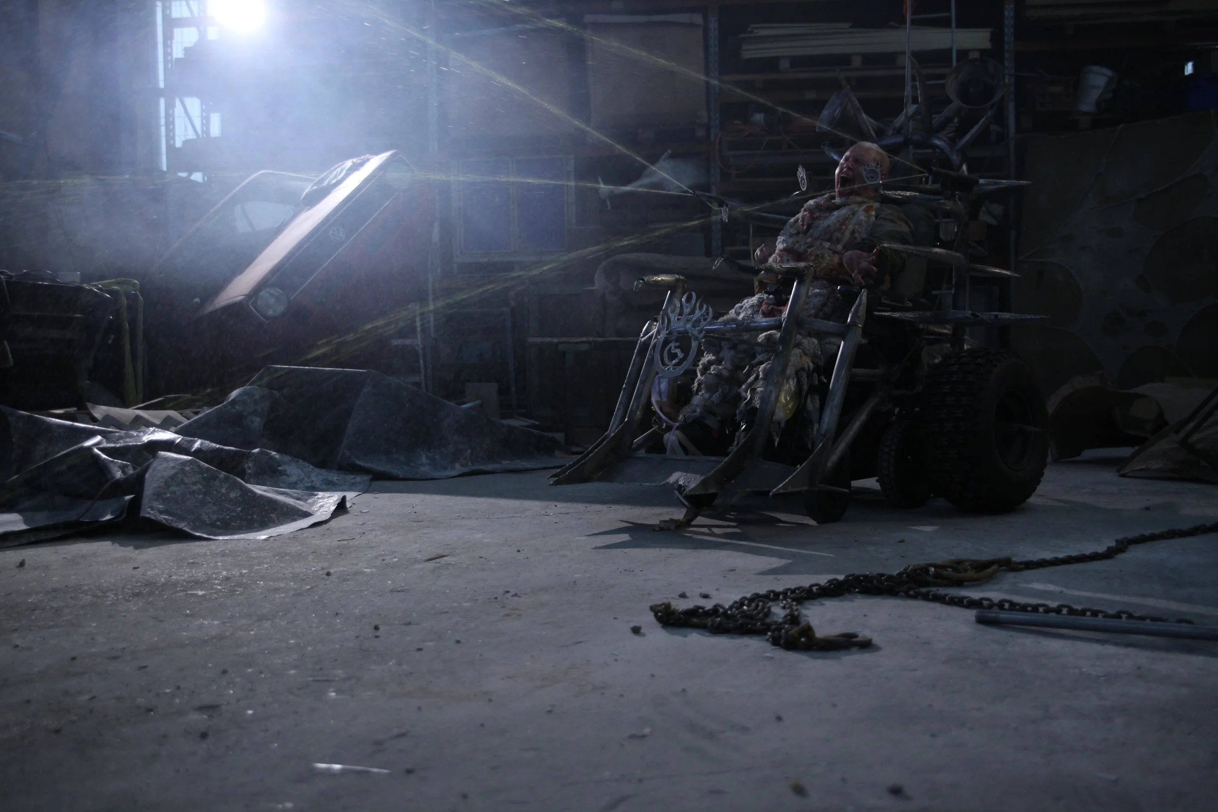 Texto alternativo realizado por www.sampetersen.com.au: "Mostrando la destrucci&oacute;n del entorno a mi alrededor. El l&iacute;quido amarillo sigue saliendo a chorros; la bolsa de mi cat&eacute;ter est&aacute; iluminada en mi pierna, llena de l&iacute;quido amarillo."