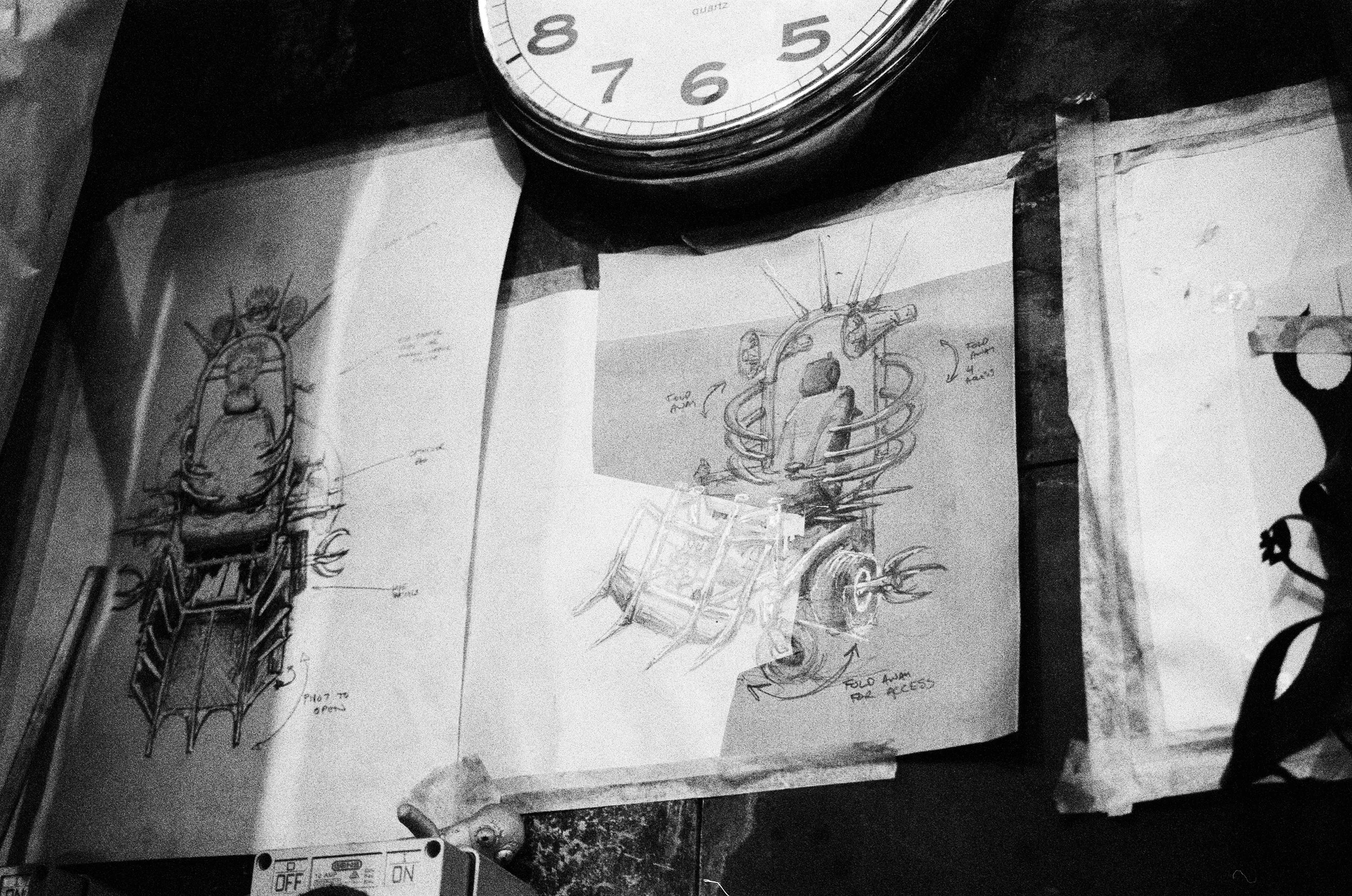 Texto alternativo realizado por www.sampetersen.com.au: "Los bocetos a l&aacute;piz de Jason utilizados para planificar la construcci&oacute;n de la silla de ruedas apocal&iacute;ptica."